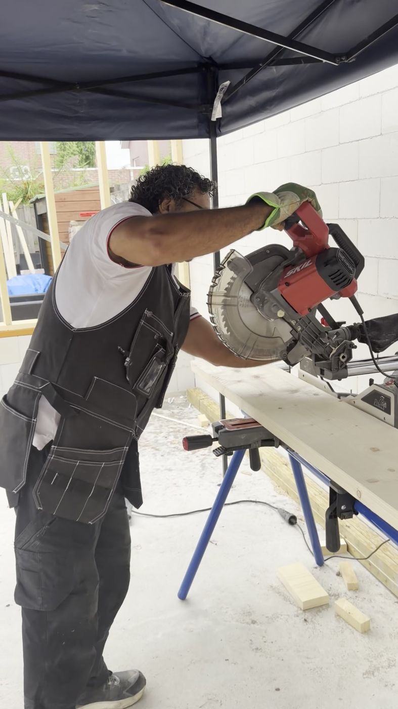 Ahmet aan het werk op de bouwplaats